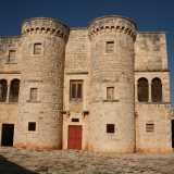 I lati della masseria regalano all'osservatore una prima grande sorpresa: in ciascuno di esso � inglobata una coppia di torri massicce che conferiscono alla costruzione l'aspetto di una vera e propria fortezza